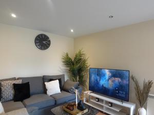 Modern Spacious Apartment in Digbeth with Balcony - Netflix, YouTube, Amazon TV, Superfast WiFi - Just 10 Mins to Birmingham Centre, Bullring, Train, Coach Station and Birmingham FC
