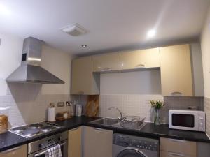 Modern Spacious Apartment in Digbeth with Balcony - Netflix, YouTube, Amazon TV, Superfast WiFi - Just 10 Mins to Birmingham Centre, Bullring, Train, Coach Station and Birmingham FC