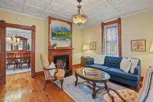 Charming Victorian Home - 2 minutes to downtown - Sugar Grove