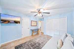 Honolulu East - Vacation home with heated pool and Gulf-access canal