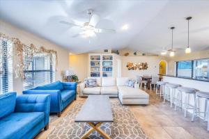 Honolulu East - Vacation home with heated pool and Gulf-access canal