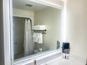 Two Queen Beds with Indoor Balcony Poolview room in Hotel 1620 Plymouth Harbor