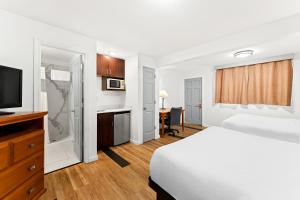 2 Queen Beds Non-Smoking room in Americas Best Value Inn - Stonington
