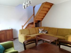 Domek w lesie nad jeziorem