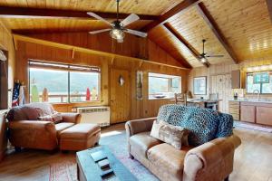 Lakefront Cabin Retreat (Cabin A)