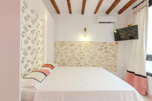 Glamorous pink studio in city center