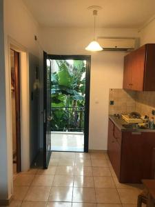 Karyatis studios lixouri