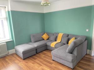 Hometel Digs Hidden Mansion Sleeps 15 - Vily, Leicester