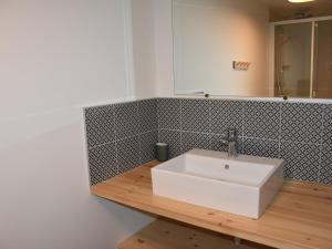 Chalet ensoleillé avec balcon et poêle à bois - FR-1-464-163