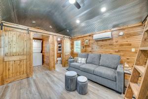 Couples Cabin in Broken Bow about 5 Mi to Downtown!