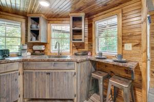 Couples Cabin in Broken Bow about 5 Mi to Downtown!