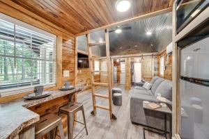 Couples Cabin in Broken Bow about 5 Mi to Downtown!