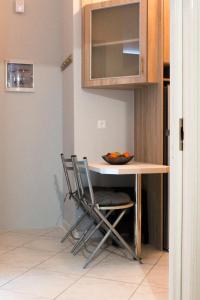 50 Steps Apart Metro Neos Kosmos