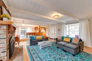 Spacious Grants Pass Home with Hot Tub and River Views