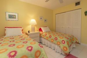 Picturesque 2 Bedroom Condo with Fabulous Ocean Views, condo