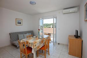 One-Bedroom Apartment with Balcony and Sea View room in Apartment Tisno 4295d