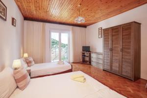 Apartments by the sea Tisno, Murter - 4295