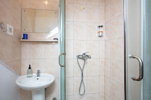 Apartments with parking space Rogoznica - 22143