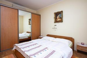 Apartments with parking space Smrdelje, Krka - 23078