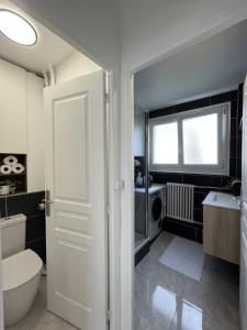 Appartements Entire 60m2 apartment - Close to Paris - Parking - Kitchen - 2min RERB - Olympic-24 : photos des chambres