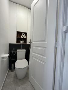 Appartements Entire 60m2 apartment - Close to Paris - Parking - Kitchen - 2min RERB - Olympic-24 : photos des chambres