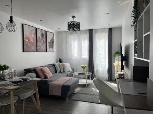 Appartements Entire 60m2 apartment - Close to Paris - Parking - Kitchen - 2min RERB - Olympic-24 : photos des chambres