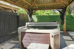 Spacious Villa 3BR 3 and half Ba MedCenter DWNTWN HotTub