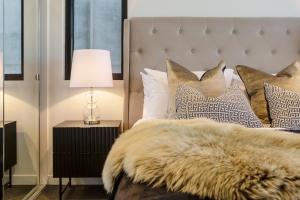 Luxury Sky-high Apt w Stunning Views & Parking