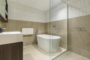 Luxury Sky-high Apt w Stunning Views & Parking