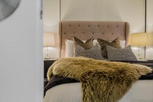 Luxury Sky-high Apt w Stunning Views & Parking