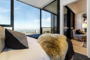 Luxury Sky-high Apt w Stunning Views & Parking