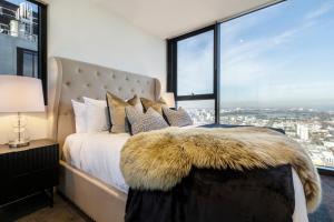 Luxury Sky-high Apt w Stunning Views & Parking