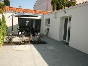 Maison rénovée 2 ch, terrasse, proche plage et centre, parking, équipements complets, animaux ok - FR-1-22-356