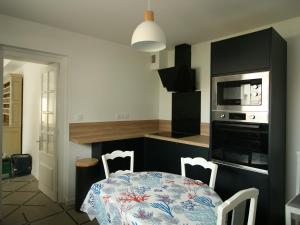 Maison rénovée 2 ch, terrasse, proche plage et centre, parking, équipements complets, animaux ok - FR-1-22-356