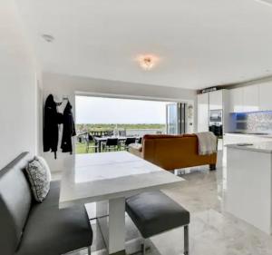 Seaside Place on Shoreham Beach with Hot Tub