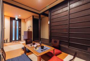 1 stop to Namba! Shinsaibashi & Japanese House kenny1