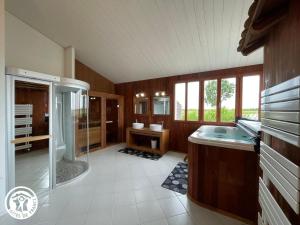 Maisons de vacances Gite 4 chambres avec bien-etre et terrasses au coeur du Marais Breton - FR-1-426-559 : photos des chambres