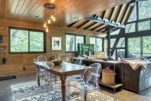 Limberry Cove Lakefront Getaway