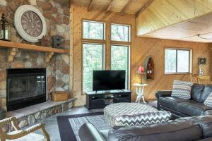 Tarnhouse Lakefront Cottage