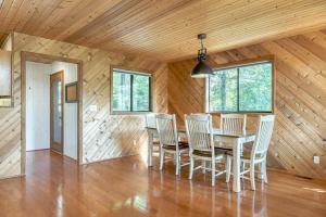 Linden Lakefront Retreat with Kayaks