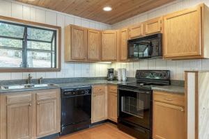 Linden Lakefront Retreat with Kayaks