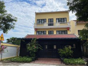 Sandy golden house