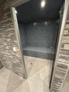 Maisons de vacances LE DOMAINE DU BEZ GITE DE michel PISCINE SAUNA HAMMAM SPA : photos des chambres