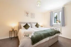 Spacious 4 bedroom, perfect for contractors, families, private parking - Cliffe Pypard