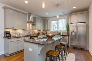 2 5 miles to DWNTN 3 King Beds - Garage Parking