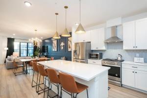 EV Charger King Beds Garage 2 Miles to DWNTN