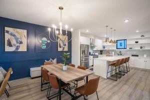 EV Charger King Beds Garage 2 Miles to DWNTN