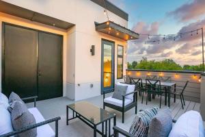 EV Charger King Beds Garage 2 Miles to DWNTN