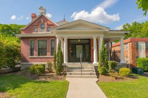 Historic Jewel Walk to Eats & Shops