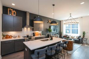 Rooftop Deck and Rec Room Minutes to DWNTN